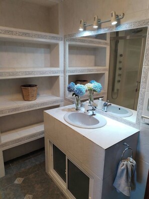 Comfort Suite, Private Pool, Lake View | Bathroom | Hair dryer - Casa Travesía (Puerto Varas)