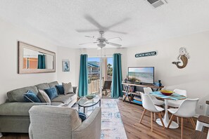 Apartment, 1 King-Bett und Schlafsofa (Gulfview II 205) | Wohnbereich | Fernseher