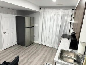 Private kitchen - Equestrian home 1 BR basement (Cambridge)