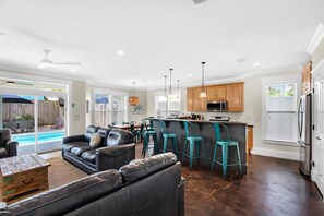 Ferienhaus, Mehrere Betten (Flamingo Palms) | Wohnbereich | Fernseher