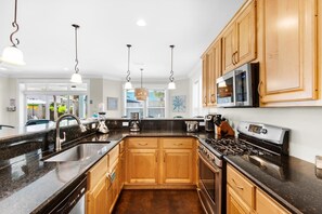 Maison, plusieurs lits (Flamingo Palms) | Cuisine privée