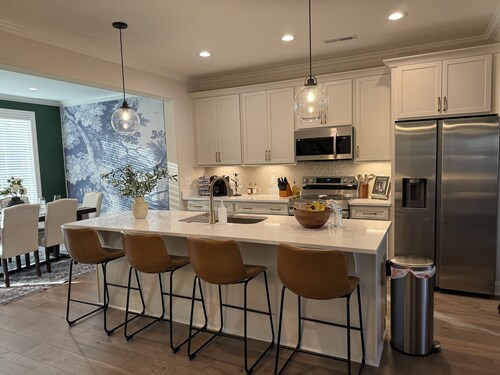 Luxury Townhome w/pool and shuffleboard. 30 min to Nashville!
