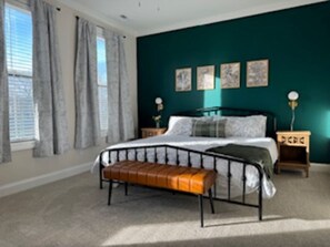 3 habitaciones, escritorio y tabla de planchar con plancha 