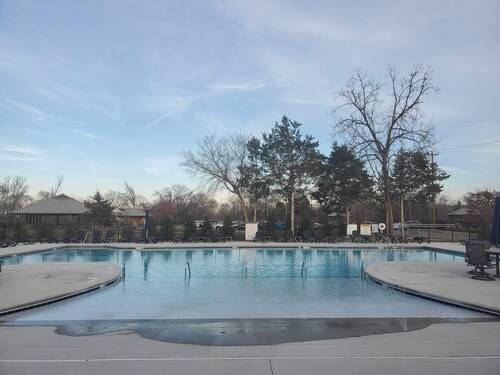 Luxury Townhome w/pool and shuffleboard. 30 min to Nashville!