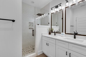 Casa, varias camas (Cozy Shore) | Baño | Amenidades de baño gratuitas, toallas, jabón, papel de baño 
