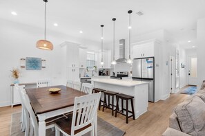 Maison, plusieurs lits (Cozy Shore) | Restauration