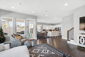 House, Multiple Beds (Bikini Bottom) | Living area | TV