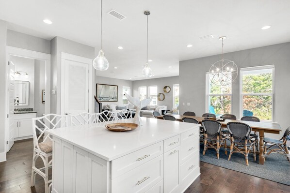 House, Multiple Beds (Bikini Bottom) | Dining