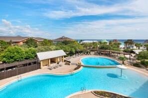 公寓客房, 1 張特大雙人床和 1 張沙發床 (Beach Resort 406) | 游泳池 | 室外游泳池和溫水游泳池