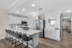 公寓客房, 1 張特大雙人床和 1 張沙發床 (Beach Resort 406) | 私人廚房 | 烤箱、烤麵包機