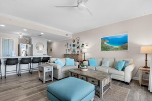 公寓客房, 1 張特大雙人床和 1 張沙發床 (Beach Resort 406) | 起居區 | 電視