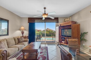 公寓客房, 1 張特大雙人床和 1 張沙發床 (Beach Resort 310) | 起居區 | 電視