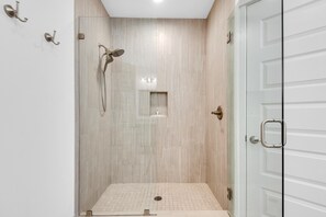 House, Multiple Beds (Aqua Vida) | Bathroom | Free toiletries, towels, soap, toilet paper