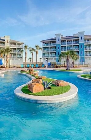 Una piscina al aire libre, una piscina climatizada