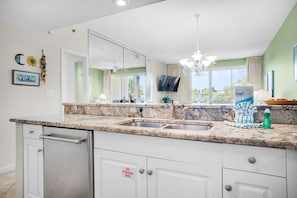 Condo, 1 cama King e sofá-cama (Leeward Key 204) | Cozinha privada | Fogão, torradeira