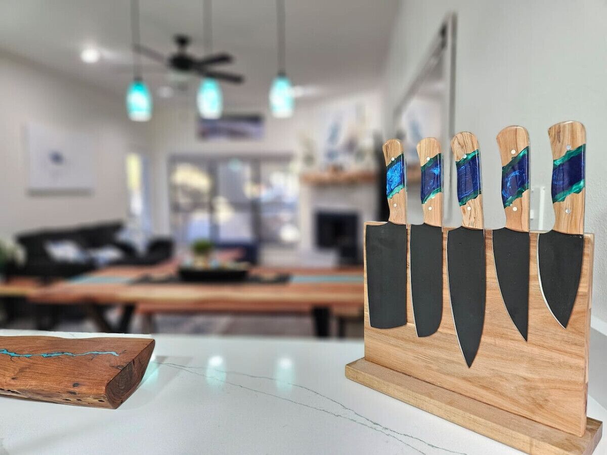 Eine Küche mit einem Messerblock, der fünf Messer enthält.