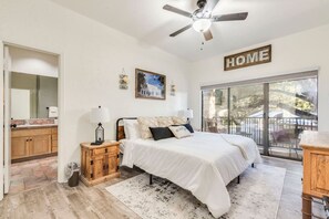 2 soverom, skrivebord, strykejern/-brett og reiseseng for barn