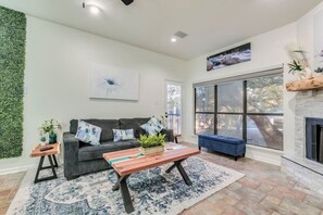 Smart TV, chimenea, estéreo y monitor de computadora 