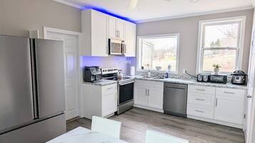 Geladeira, micro-ondas, fogão, cooktop