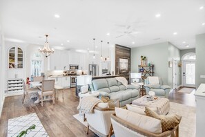 Hus, flere senger (Beach Bungaleaux) | Oppholdsområde | TV