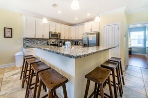 Casa, várias camas (Tahitian Treat) | Cozinha privada | Fogão, torradeira