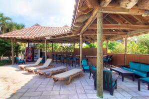 House, Multiple Beds (Shell Yeah!) | Outdoor dining
