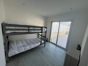 4 bedrooms, iron/ironing board, free WiFi