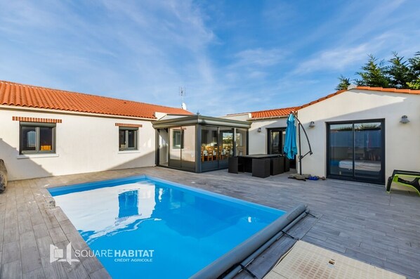 Outdoor pool, a heated pool