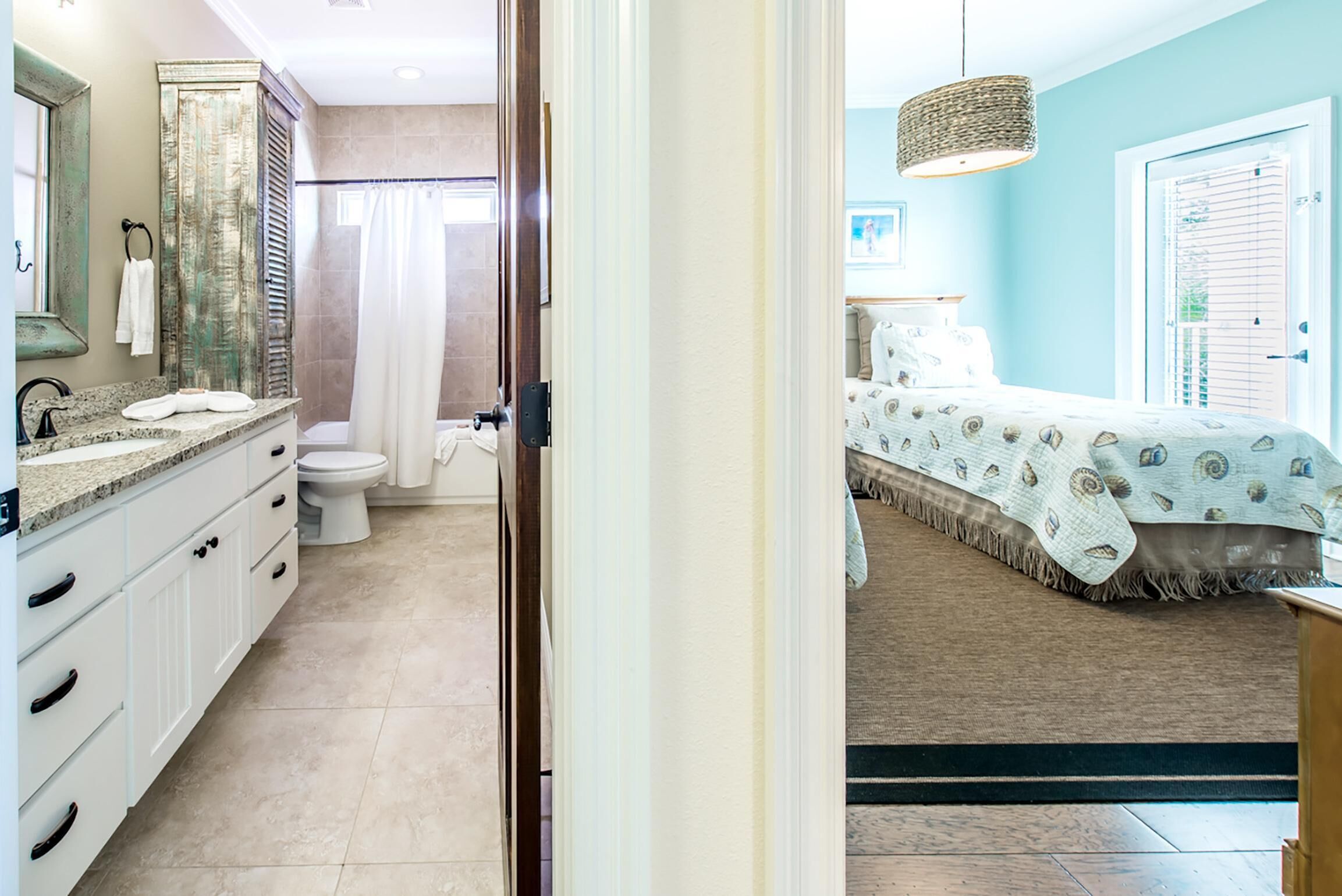 Une salle de bain avec douche, toilettes et lavabo.