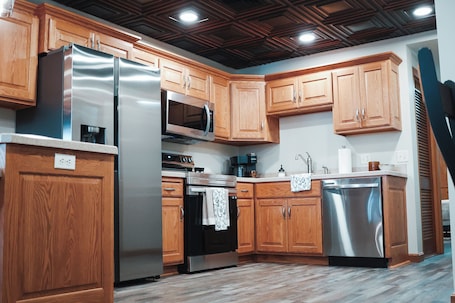 Fridge, microwave, oven, stovetop. Historic downtown guesthouse