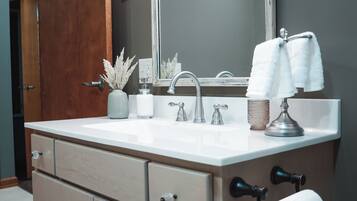 Tina de hidromasaje, secadora de cabello, toallas, jabón