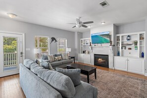 Ferienhaus, Mehrere Betten (The Alexander) | Wohnbereich | Fernseher