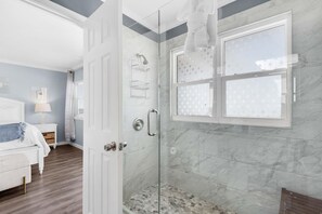 Casa, varias camas (Pointe of View) | Baño | Amenidades de baño gratuitas, toallas, jabón, papel de baño 