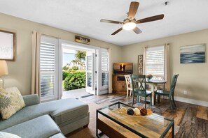 Condo, 1 cama Queen size y sofá cama (Grand Caribbean West 111- Just Beach ) | Área de sala de estar | Televisión