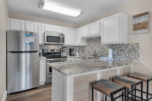 Condo, 1 cama Queen size y sofá cama (Grand Caribbean West 111- Just Beach ) | Cocina privada | Horno y tostadora