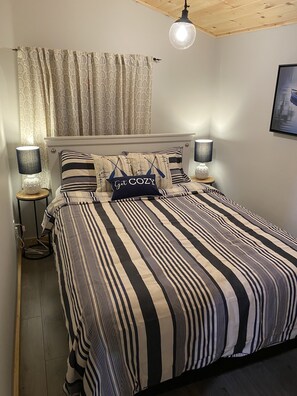 4 bedrooms - Blue Heaven - Fully Updated 3 Bedroom with Bunkie Tranquil Paradise on Bull Lake (Arden)