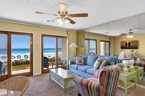 公寓客房, 多張床 (Crystal Villas A-2) | 起居區 | 電視