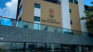 A building with a sign reading "Pousada Flor de Magnolia." - Pousada Flor de Magnólia (Ipojuca)