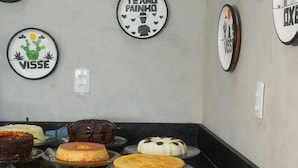 A buffet with various baked goods and pastries. - Pousada Flor de Magnólia (Ipojuca)