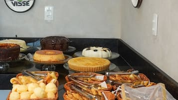 Café da manhã com buffet grátis todos os dias
