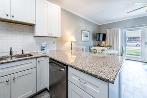 Condo, 1 grand lit et 1 canapé-lit (Caribbean Dunes 120) | Cuisine privée | Un four, grille-pain