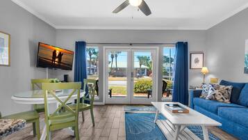 Appartamento, 1 letto queen con divano letto (Caribbean Dunes 120) | Area soggiorno | TV