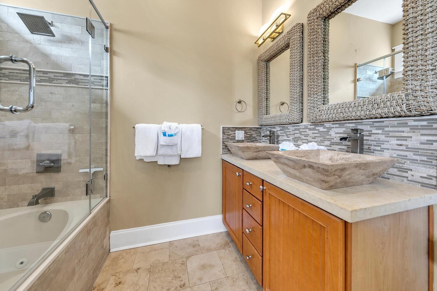 Talo, useita sänkyjä (Whispering Palms) | Kylpyhuone | Ilmaiset hygieniatuotteet, pyyhkeet, saippua, vessapaperi