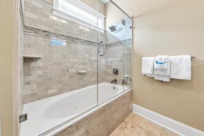 Hus - flere senge (Whispering Palms) | Badeværelse | Gratis toiletartikler, håndklæder, Sæbe, Toiletpapir