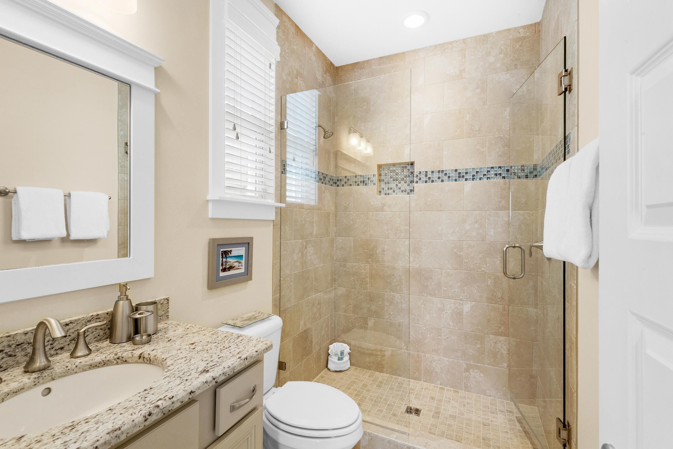 Une salle de bain avec un lavabo, des toilettes et une douche.