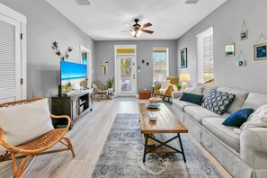 Leilighet, flere senger (Topsail Village 721- Shore Bird Sanct) | Oppholdsområde | TV