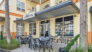 A restaurant with outdoor seating, a covered patio, and a sign reading "Perfect Pig". - Topsail Village 211- Sandy Feet Retreat (Santa Rosa Beach)