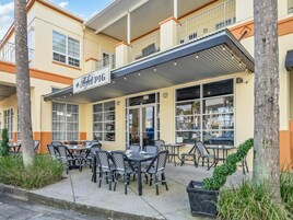 Apartamento, varias camas (Topsail Village 211- Sandy Feet Retre) | Restaurante al aire libre