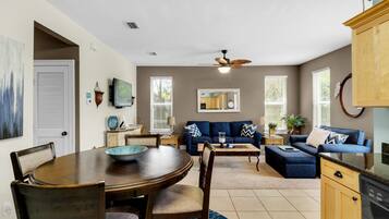 公寓客房, 多張床 (Topsail Village 211- Sandy Feet Retre) | 起居區 | 電視