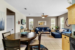 Apartamento, varias camas (Topsail Village 211- Sandy Feet Retre) | Zona de estar | Una televisión